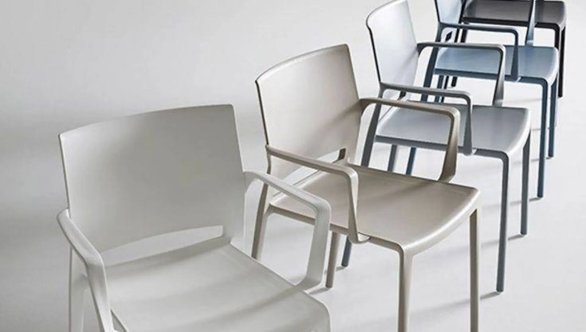 Photo de chaises design haut de gamme italiennes à Six Fours dans le Var