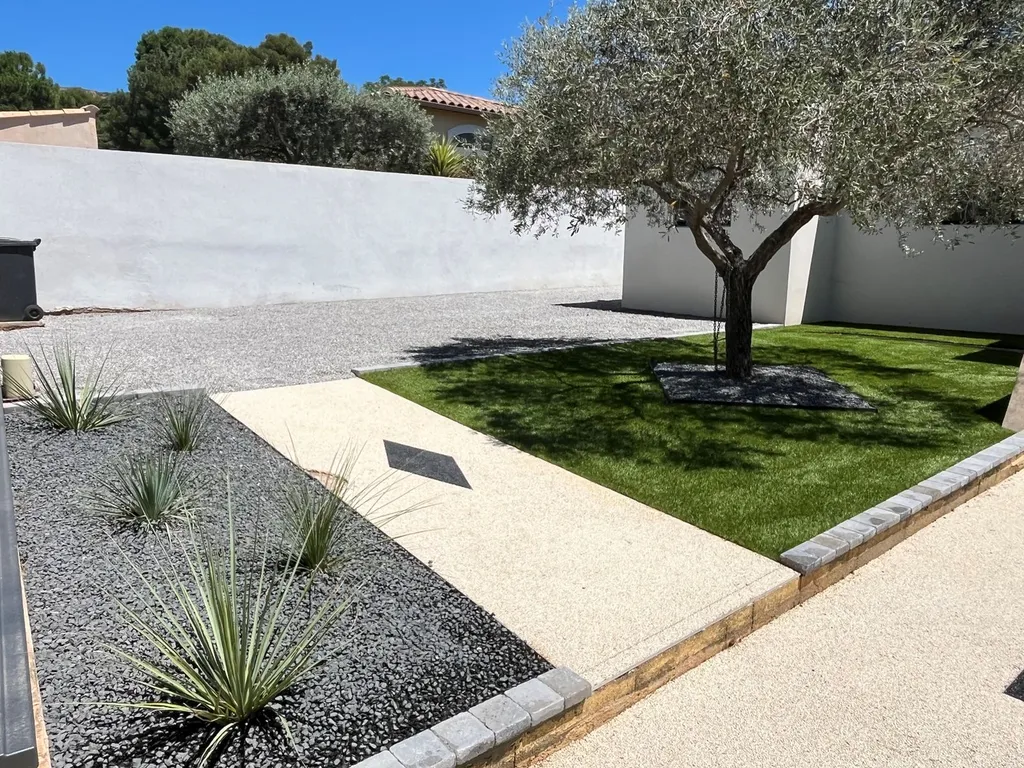 Réalisation allée et parking en dalles stabilisatrices avec bordures pavé et pose d'un gazon synthétique à Vitrolles