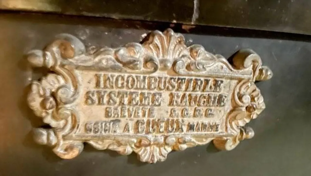 coffre fort ancien coincé nécéssitant un spécialiste de l'ouverture fine sur bailleul