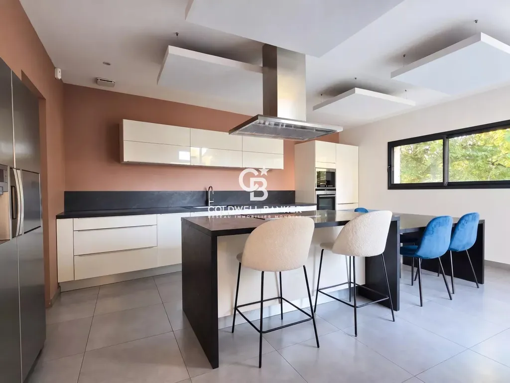 Cuisine dînatoire avec îlot central et table intégrée, maison de famille rénovée au Mans