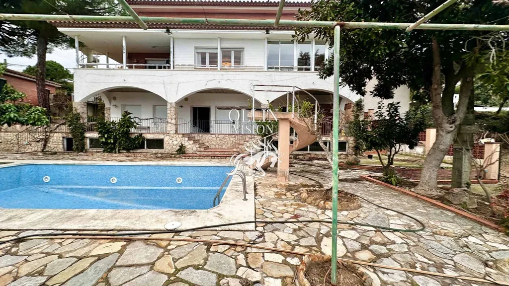 Villa familiale avec piscine, sauna, appartement indépendant.