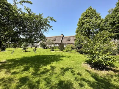 A vendre Charmante chaumière de 220m2 avec piscine et son jardin luxuriant de 5430m2 en Normandie