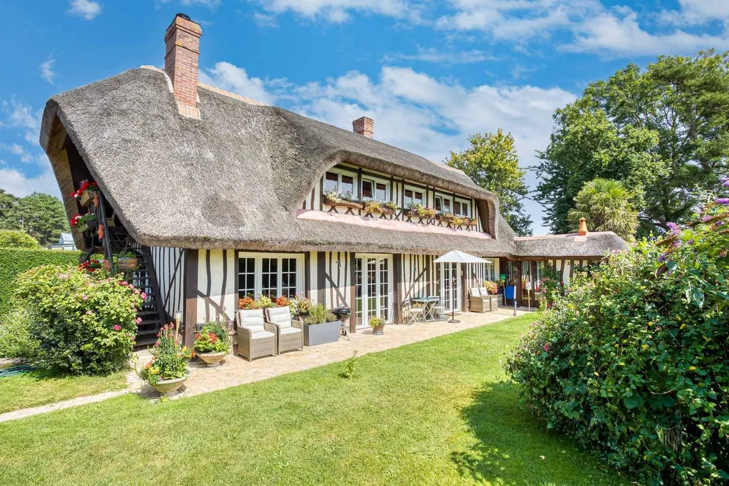 À vendre – Chaumière rénovée à Quiberville-sur-Mer, proche plage : Charmante propriété de 158 m² entièrement rénovée, associant cachet de l’ancien et prestations contemporaines.