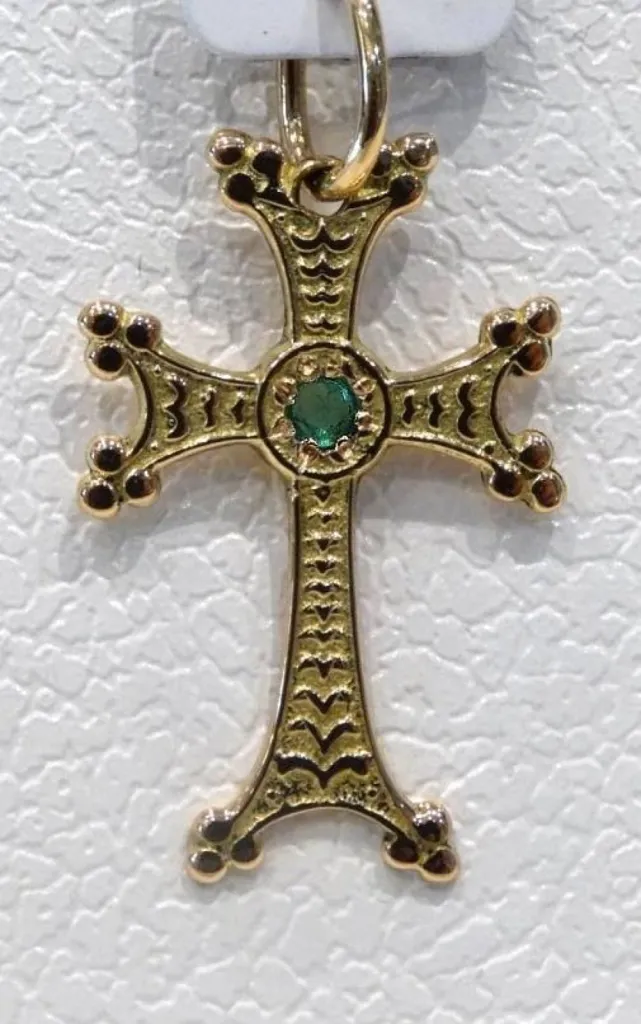 croix arménienne en or 18 carats sertie d'une émeraude