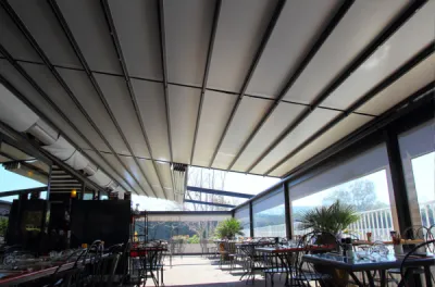 Pergola à velum - Restaurant La Boucherie - Avignon - Vaucluse - Ouverture independante des velums