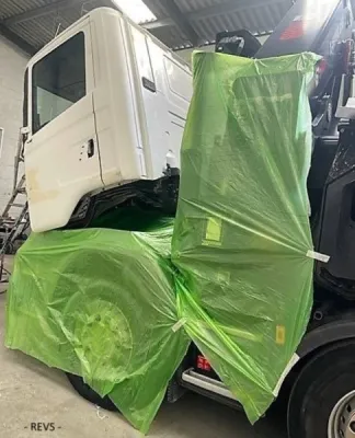 Ponçage d'une cabine complète d'un poids lourds à Yvrac en Gironde