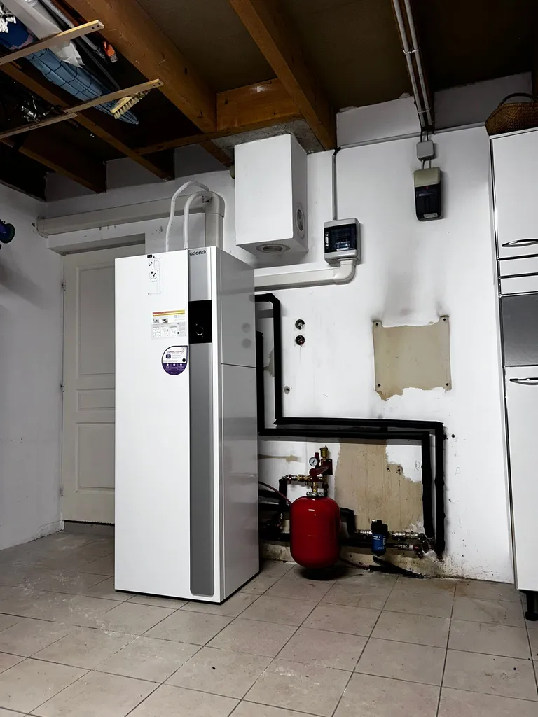 Unité intérieure moderne de la pompe à chaleur air/eau installée avec les Certificats d'Économies d'Énergie.