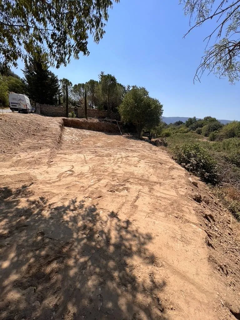 Terrassement d'un terrain pour construction d'une maison à Gordes avec aménagement des abords