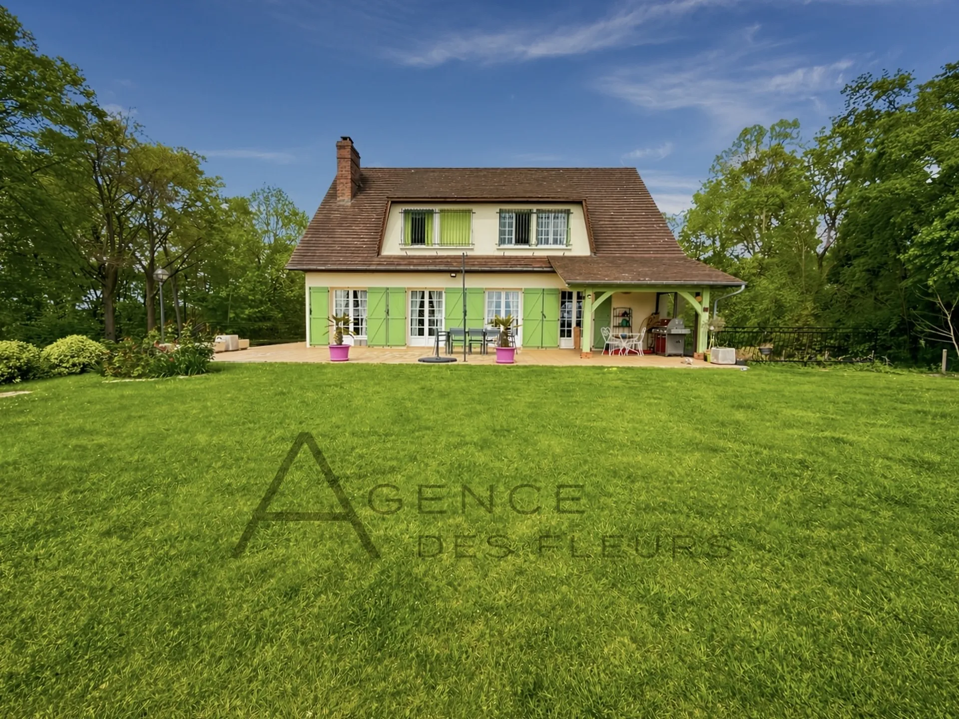A vendre, propriété de charme de 202 m² édifiée sur un terrain de 3952 m² sur la commune de FRENEUSE 76410