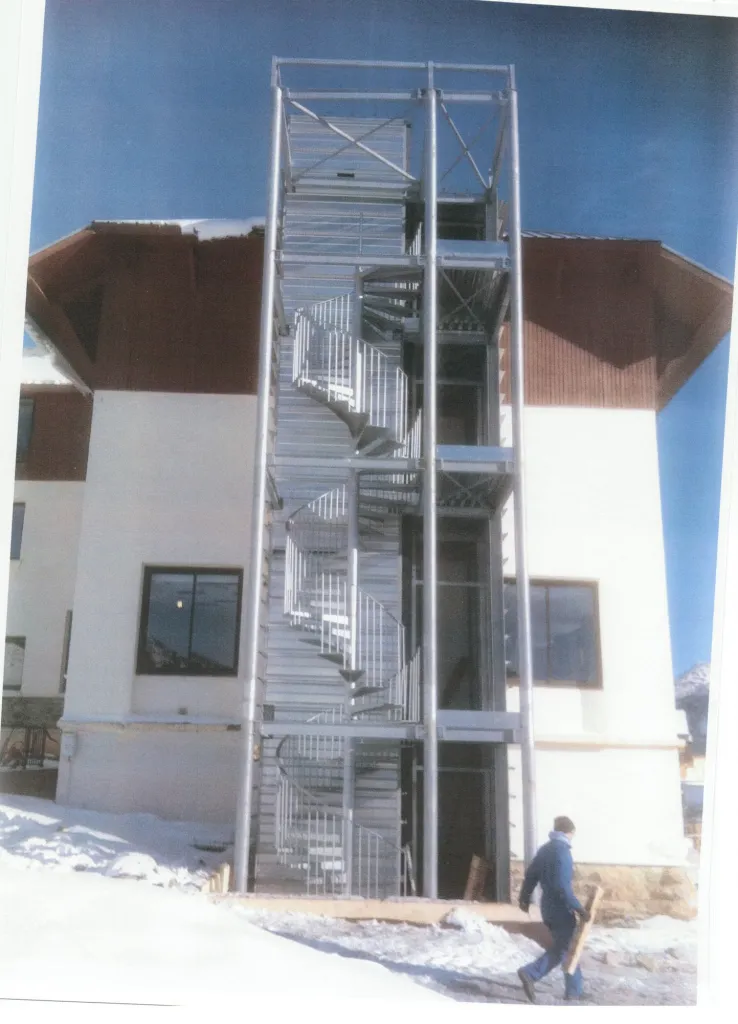 FABRICATION ET POSE CHARPENTE POUR ESCALIER COLIMACON FABRIQUE DANS NOS ATELIERS DE MARTIGUES BOUCHES DU RHONE POUR UN HOTEL 
