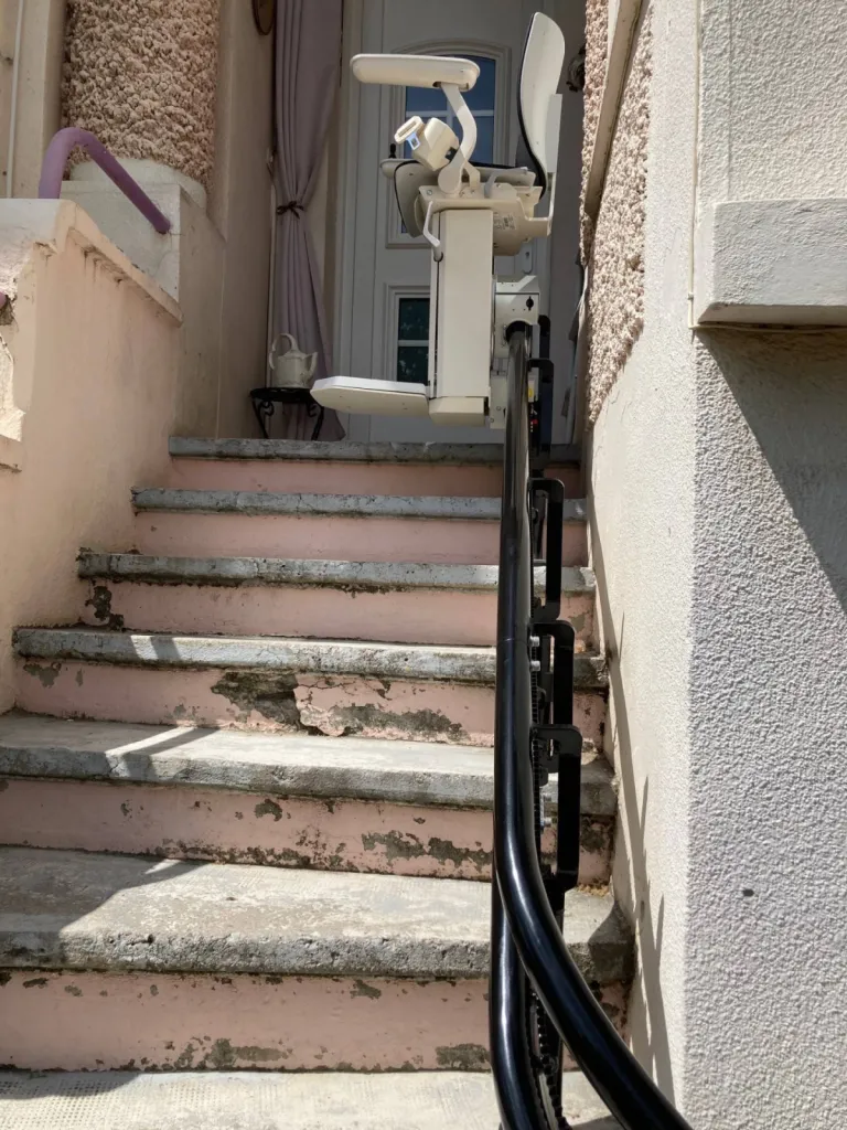 L'escalier une fois équipé de son fauteuil monte escalier extérieur OTOLIFT TWO reste très largement accessible de façon classique à Orange près d'Avignon
