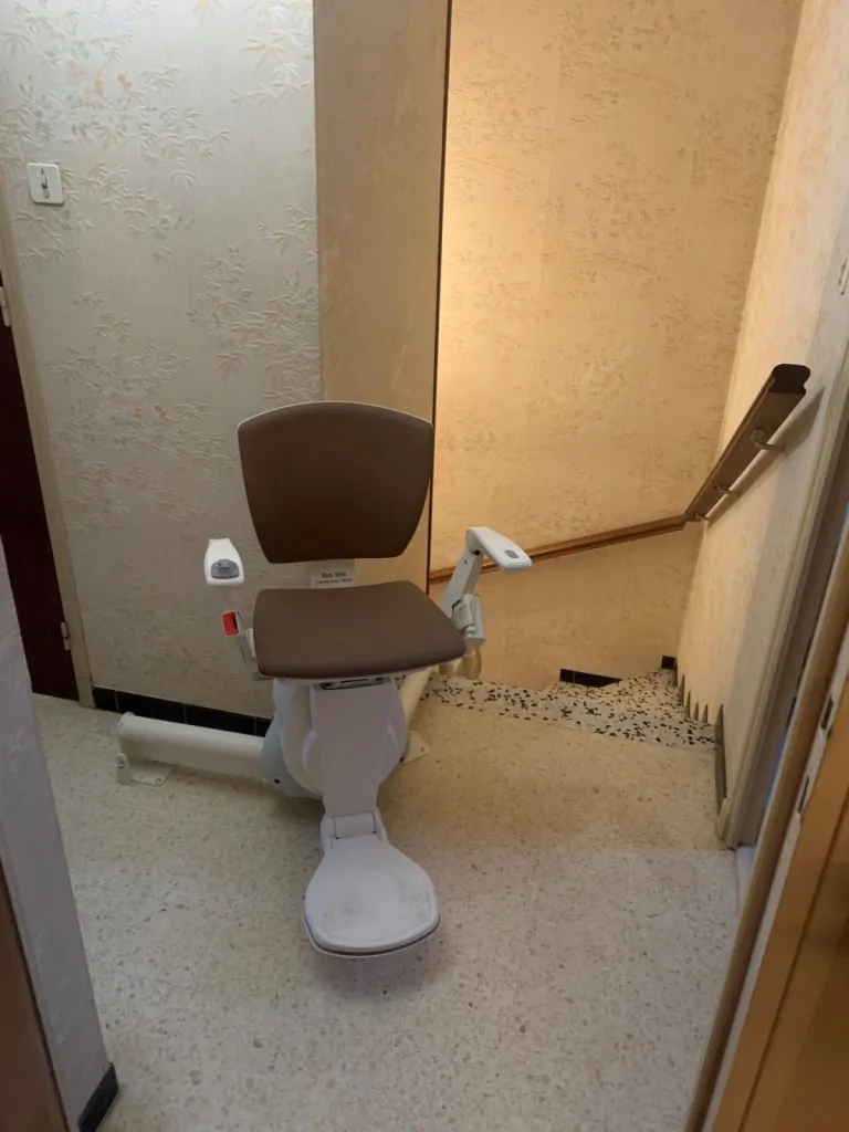 Arrivée sur le palier via un parking à 90° suite à l'installation d'un fauteuil monte-escalier monorail OTOLIFT Modul'Air en intérieur à six fours dans le Var entre Toulon & Marseille