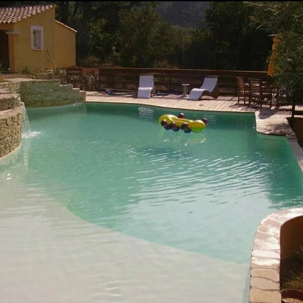 Piscine californienne à Sollies-Toucas