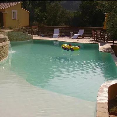 Piscine californienne à Sollies-Toucas