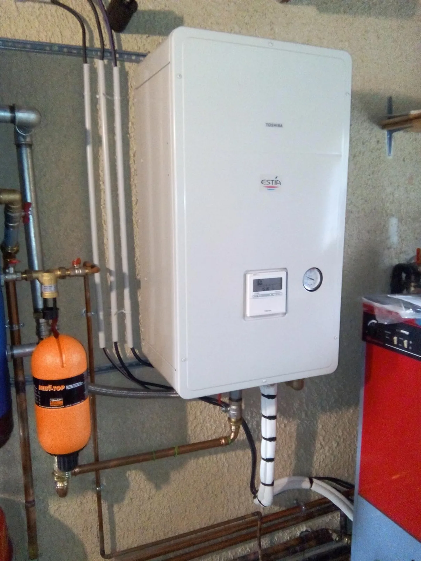 Unité intérieure de pompe à chaleur air-eau installée à Caluire-et-Cuire pour optimiser le chauffage et réduire les factures d’énergie