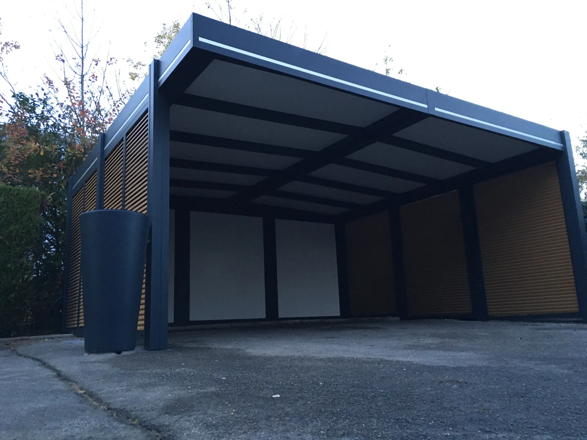 Réalisation d'un carport en aluminium pour deux voitures de 6m x 5.50m en teinte gris 7016 à Montbéliard