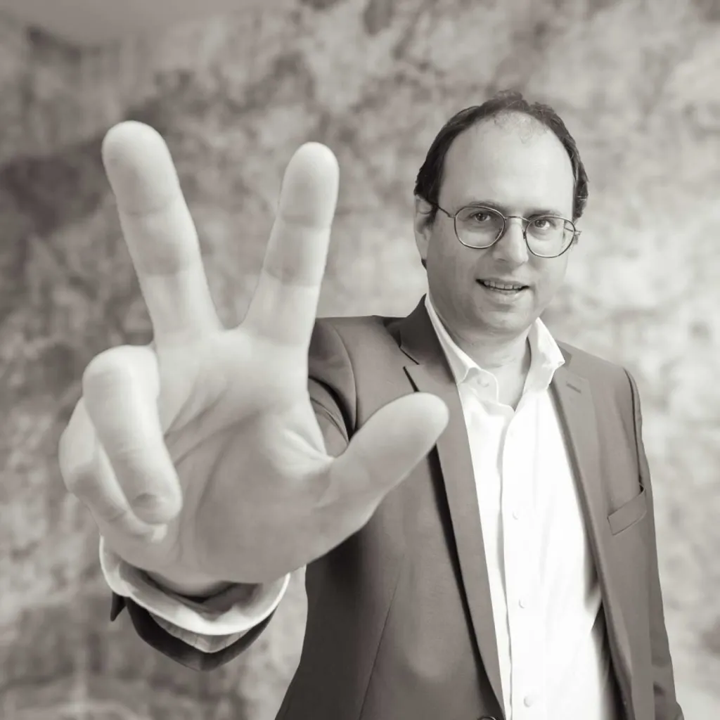 photographe portrait corporate original à Lyon j'accompagne chaque participant à trouver des postures