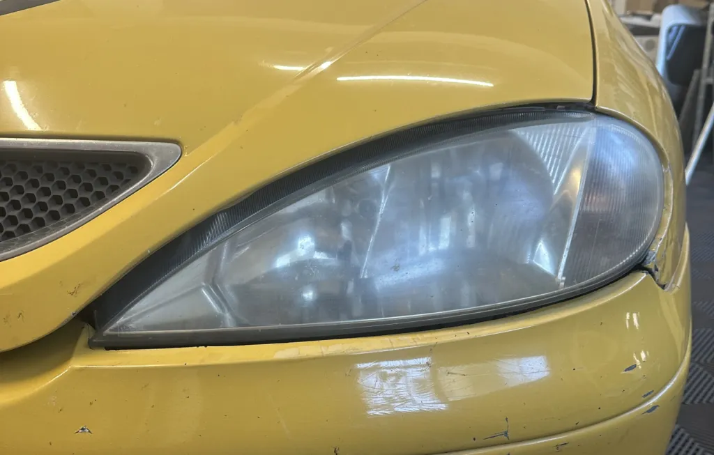 Rénover les phares ternis ou jaunis de votre Renault Mégane 1 Coupé avec traitement professionnel à Marseille 13013