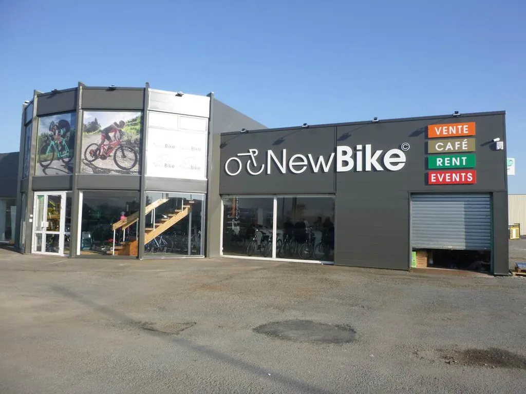 Réalisation et pose des lettres reliefs et d'impressions sur microperforés pour le magasin d'équipements de vélos New Bike à Gleizé près de Villefranche