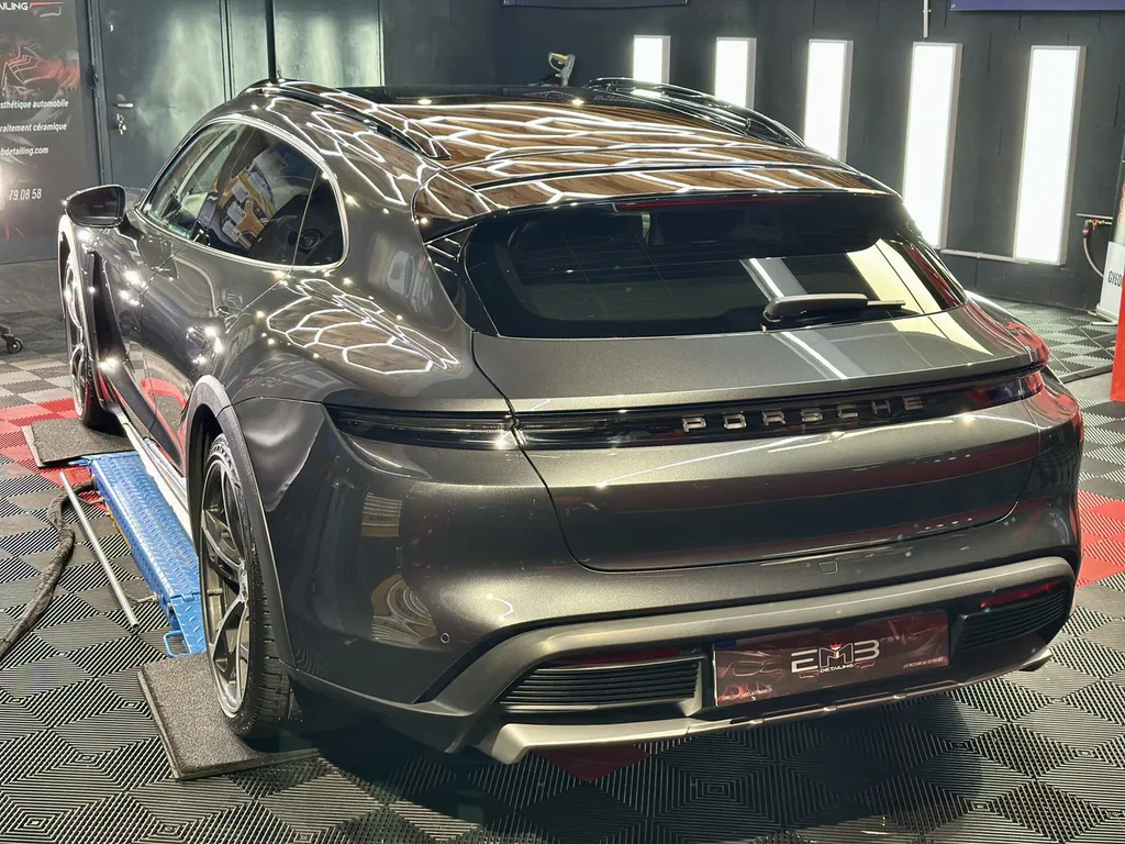 Spécialiste rénovation carrosserie Porsche lyon traitement céramique et film de protection PPF Porsche Taycan