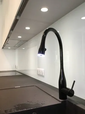 spot intégré dans meuble haut et mitigeur kwc