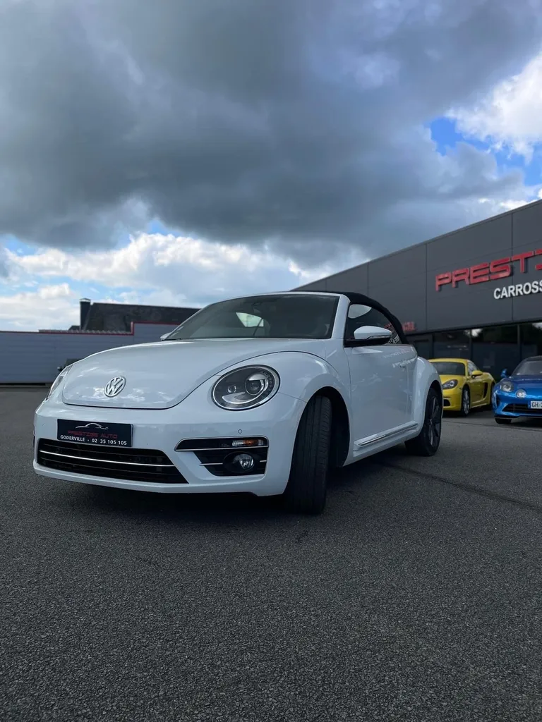 Volkswagen Coccinelle Beetle Cabriolet blanche d'occasion à Goderville proche Le Havre