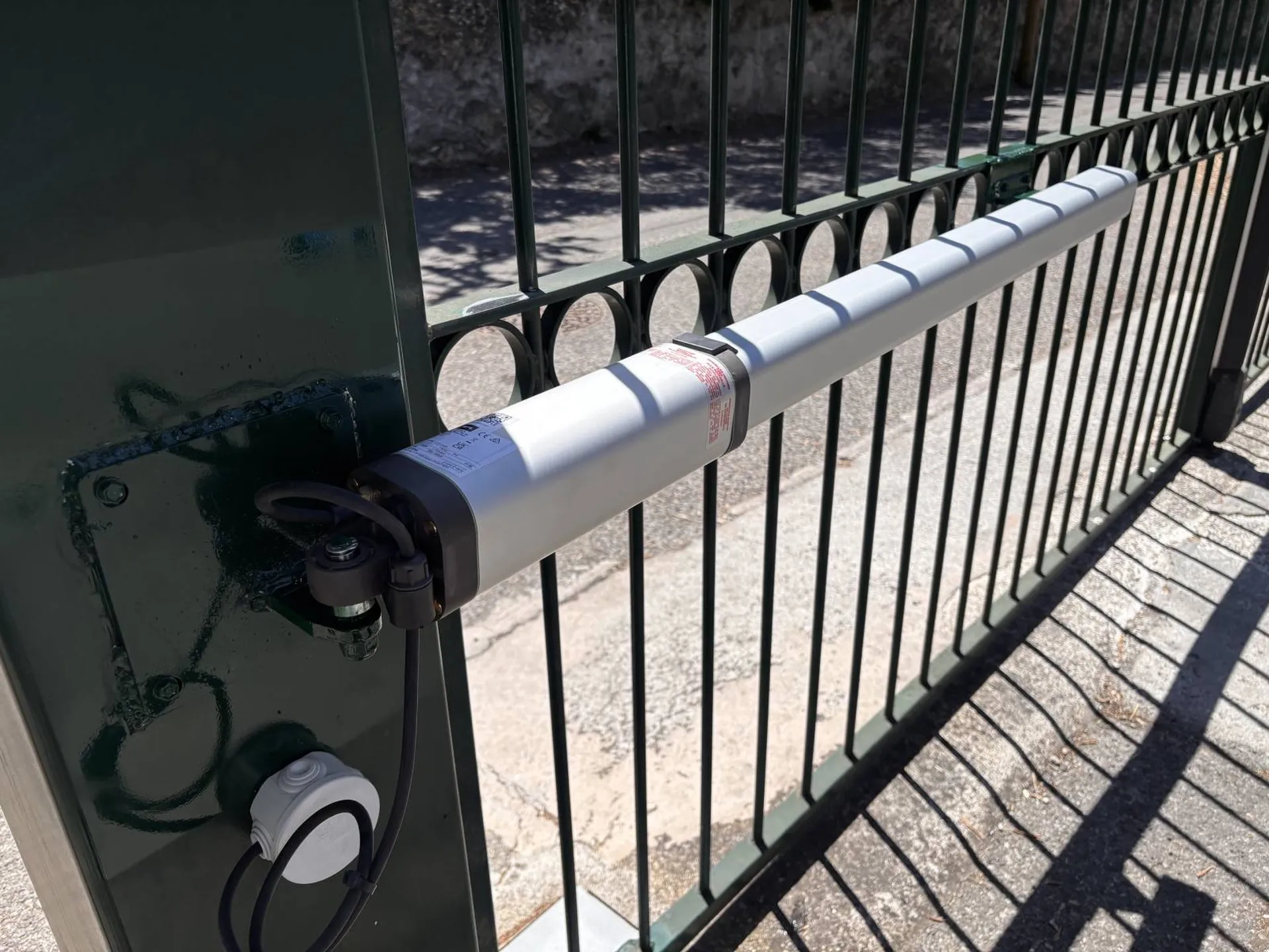 Remplacement d'une motorisation BFT Giuno hydraulique sur un portail battant de copropriété à Marseille 13016