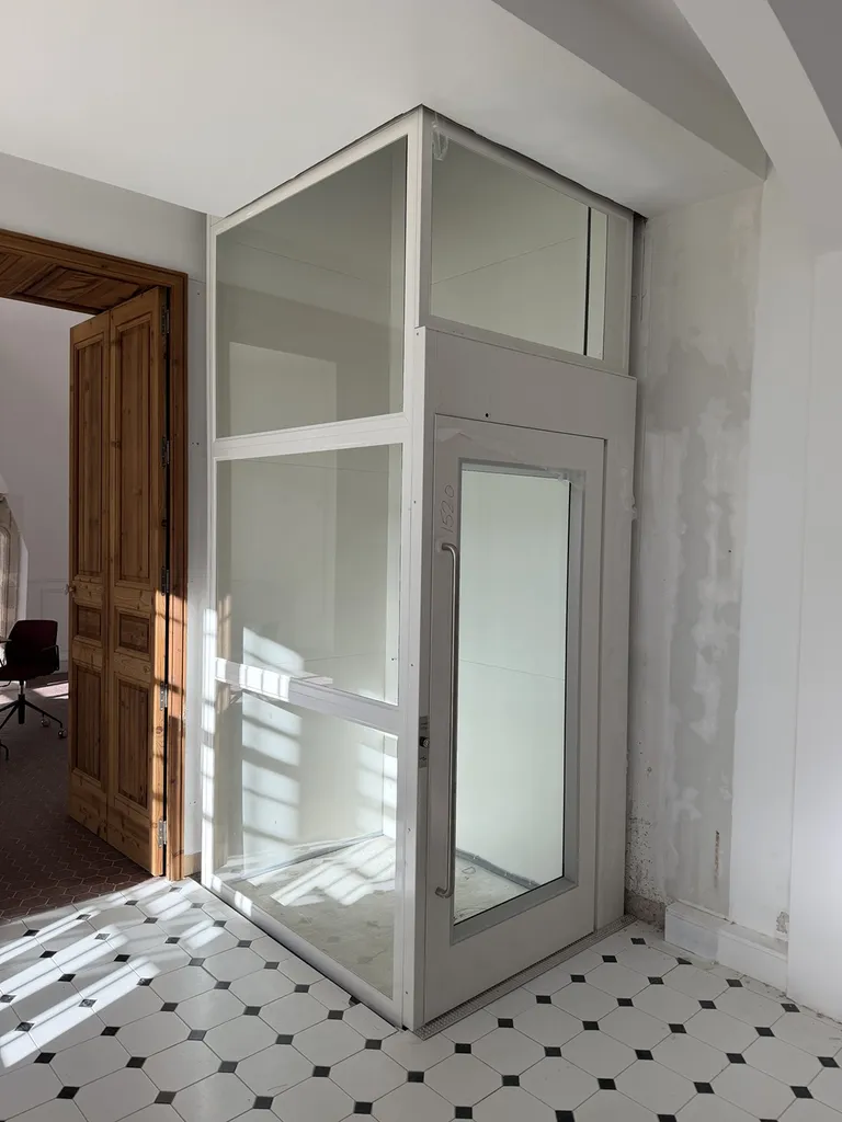 Face vitrée, pour un design au top  pour cet élévateur vertical Namilift PL 501 dans cet ERP à Aix en Provence