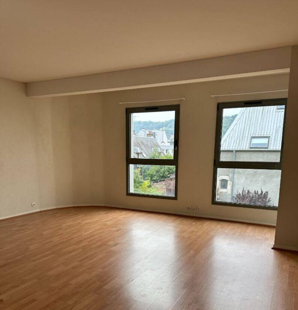 belle pièce de vie spacieuse et lumineuse 