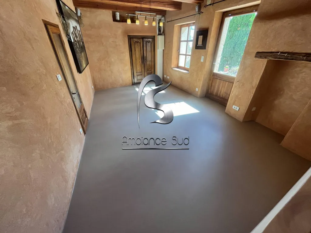 Rénovation avant / après d’un béton ciré existant à Manosque dans les Alpes de Haute Provence