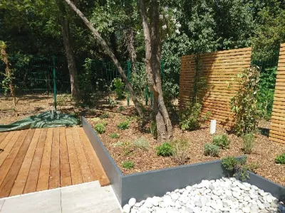 Création d'une terrasse en bois dans un jardin minéral à Montpellier