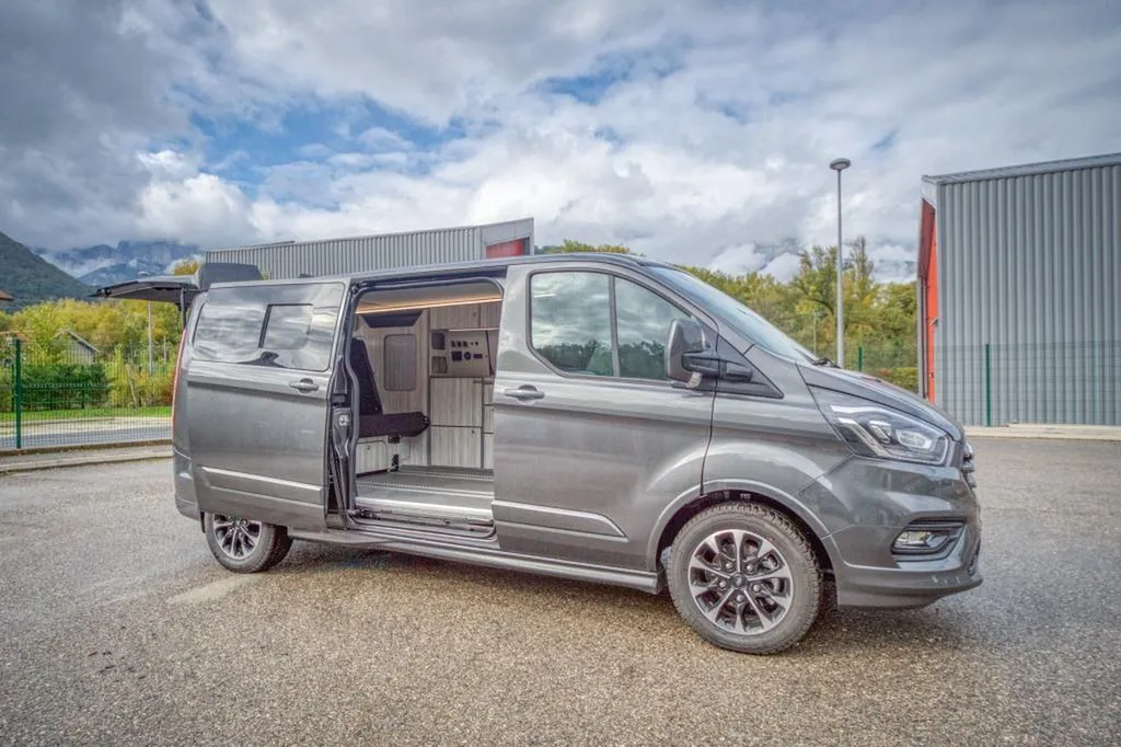 Aménagement intérieur Ford Transit Custom Long à Paris : transformation van sur-mesure en Île-de-France