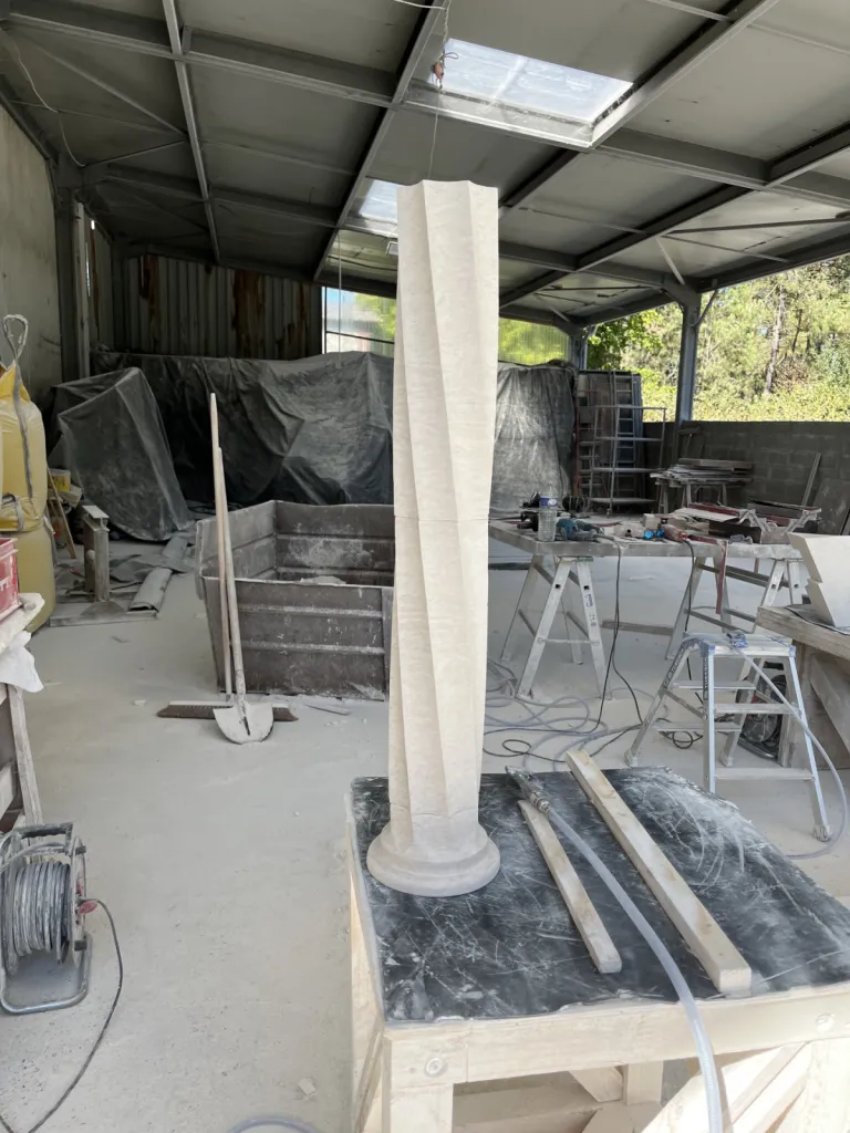 Colonne torse en pierre de Vilhonneur marbrière – Chantier à La Teste-de-Buch