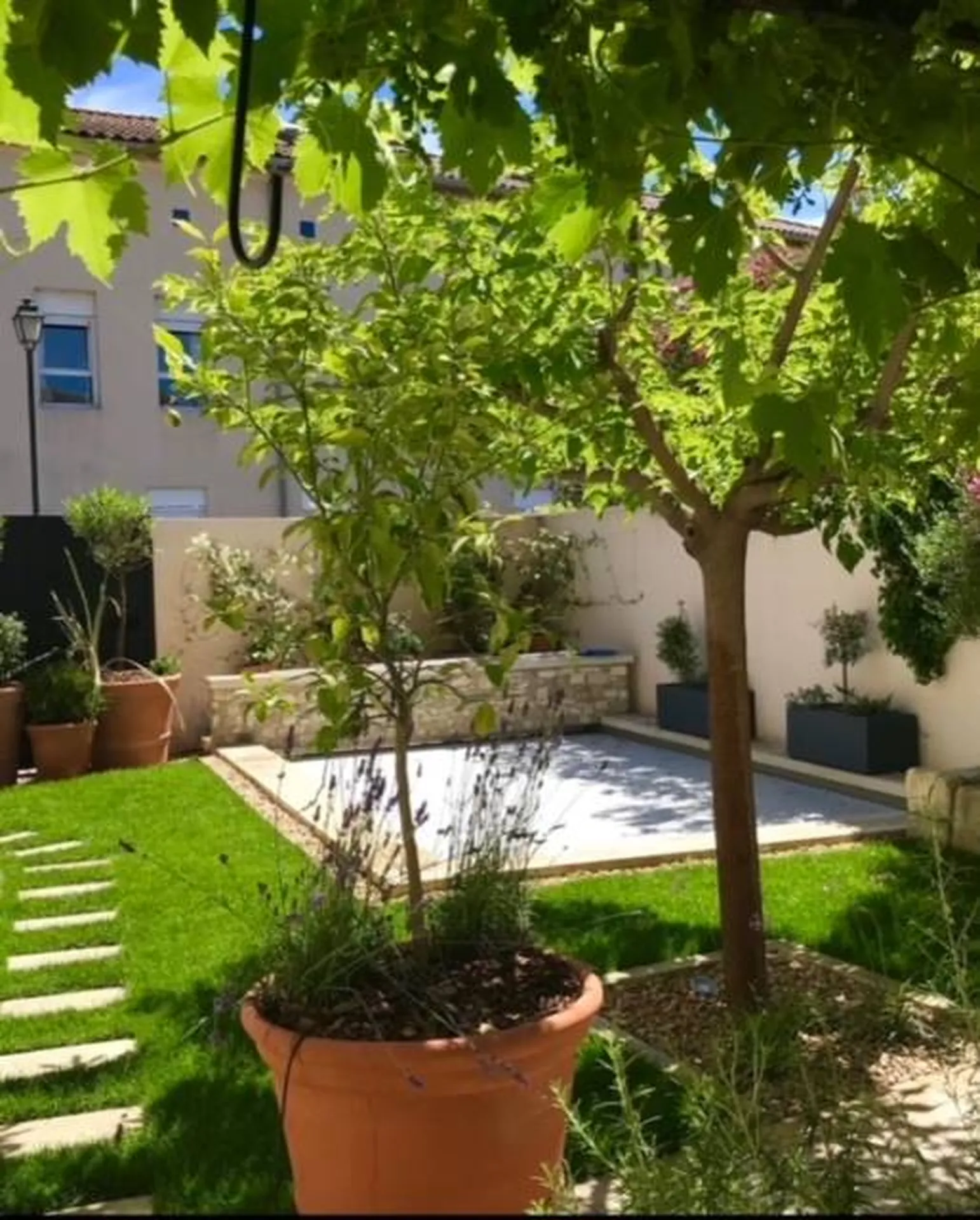 Jardinier pour la création de jardin à Saint-Rémy-de-Provence 13210, pour un aménagement paysager personnalisé et soigné