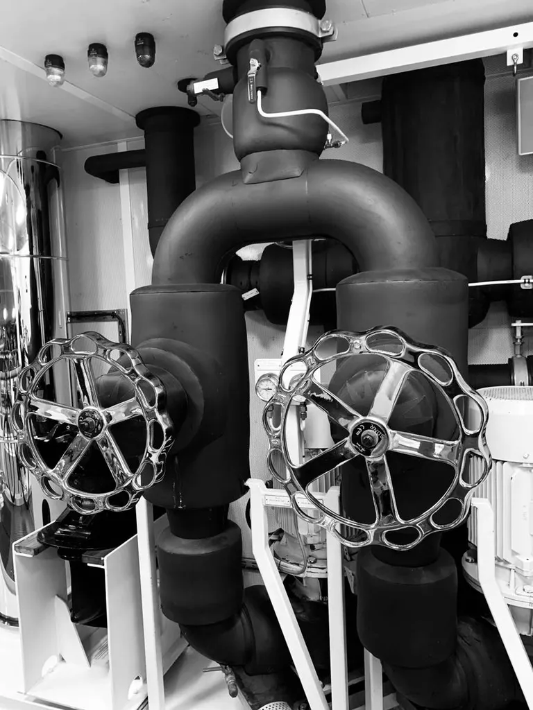 Pose d'un revêtement de protection en fibre de verre noir sur des tuyaux en armaflex