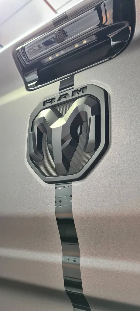 Application de sticker bandes sur un Dodge RAM de Grenoble en Auvergne-Rhône-Alpes