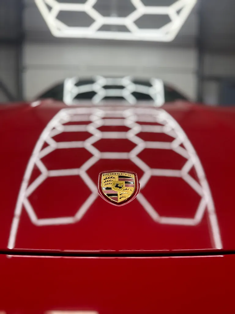 Cire de protection automobile professionnelle pour renforcer la brillance et préserver durablement la peinture de votre véhicule