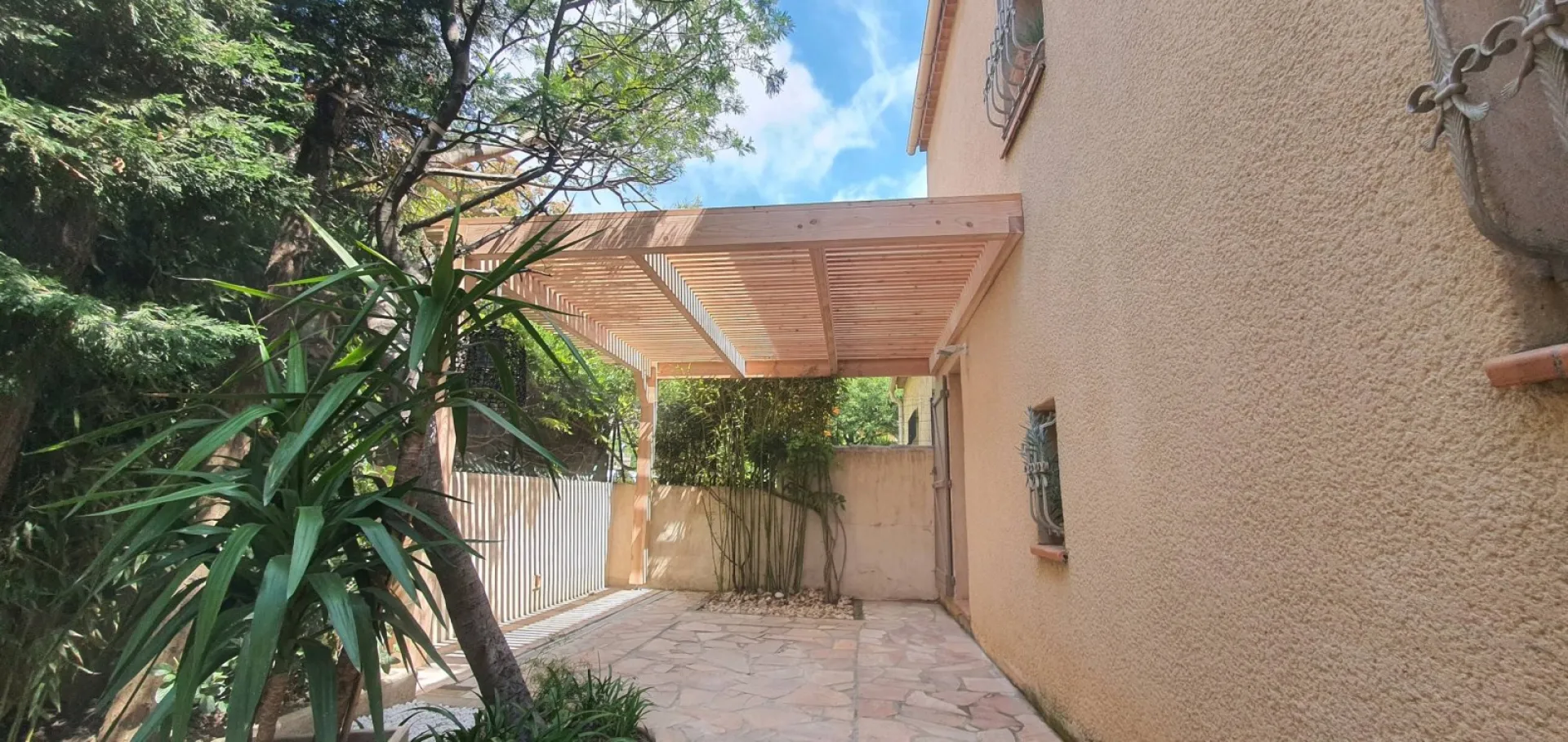 Pergola bois en appui façade Six Fours les plages, Var 83