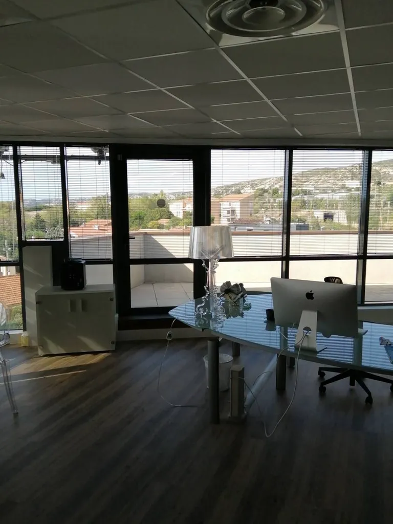 Fourniture et pose de stores vénitiens Protection solaire pour baies vitrées bureaux d'entreprise Toulon la Farlede 