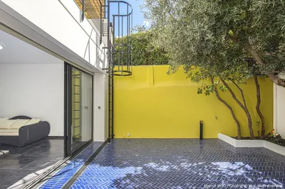 Architecte d'intérieur à Marseille 13009  pour la rénovation et la décoration intérieure : patio jardin mur jaune couleur bleu extérieur 