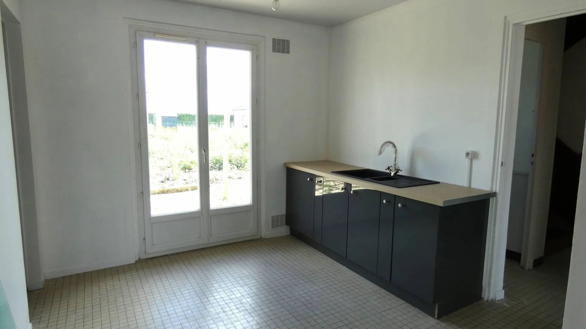 À Embreville, maison familiale 103 m², 5 pièces avec jardin, garage, cave et terrain de 351 m², beau potentiel.