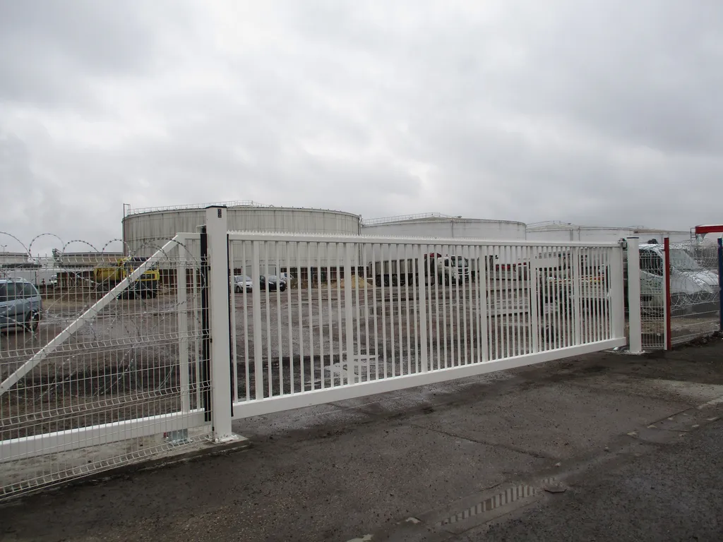 Installation de Portail autoportant professionnel grande dimension, Sécurisation de sites industriels et Fermetures périmétriques au Havre et sa Région ou Agglomération en Seine-Maritime 76