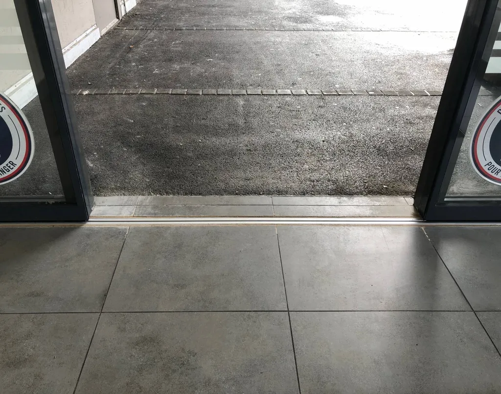 Remplacement d'une porte automatique à ouverture centrale à La Ciotat