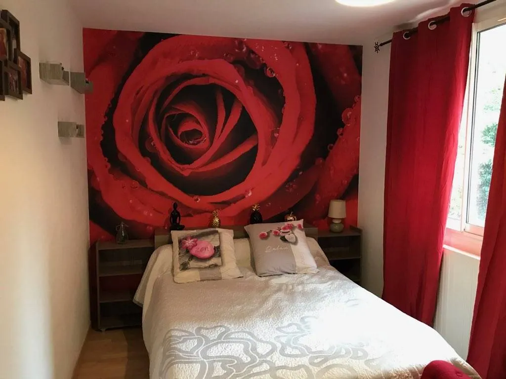 Décorer un pan de mur avec une toile imprimée dans une chambre, sur Pins Justaret