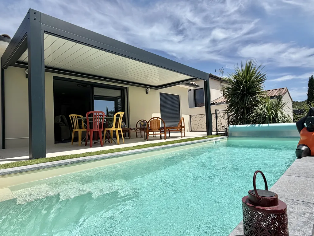 Pergola moderne RG HABITAT à Aumes Hérault fabrication française RAL 7016 pour terrasse piscine été ombragée confortable