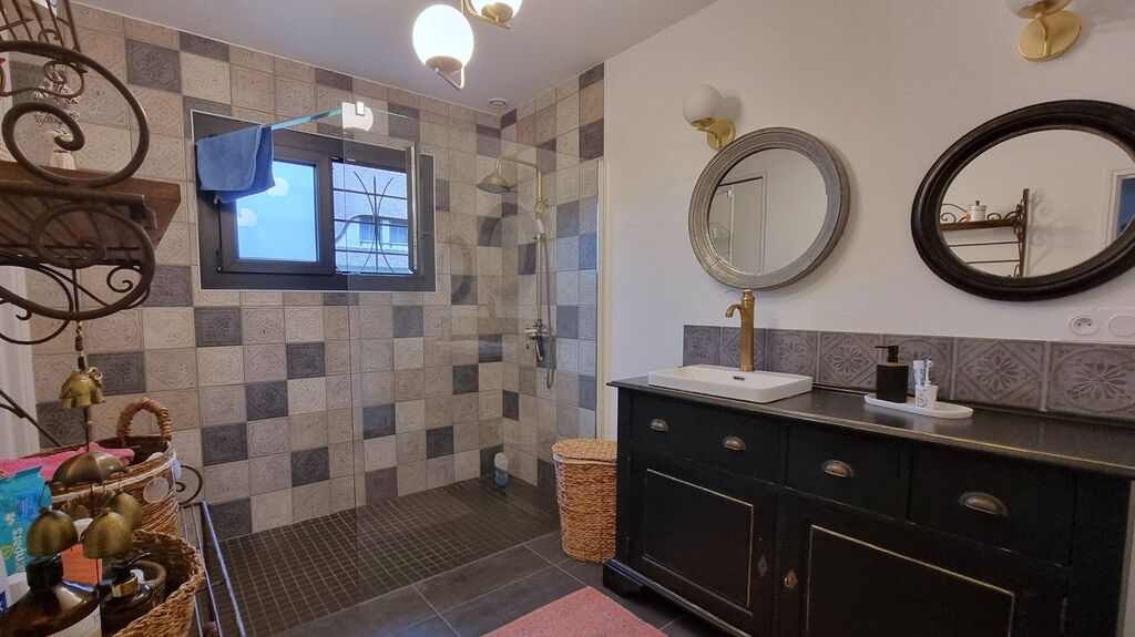 À deux pas des commerces, cette maison rénovée de 118 m² avec sous-sol complet et grand jardin de 1 500 m² allie confort et tranquillité. A 13 min de A28 et 25 min de Dieppe 76200