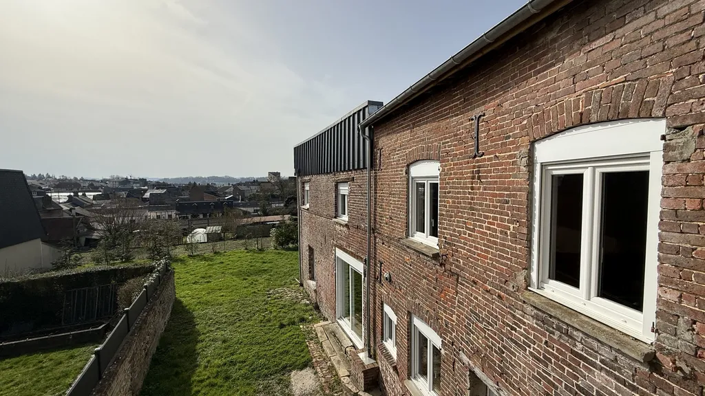 Maison à vendre à Neufchâtel-en-Bray, cette maison de ville rénovée de 158,37 m² constitue une belle opportunité d’achat immobilier au Pays de Bray.