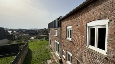 Maison à vendre à Neufchâtel-en-Bray, cette maison de ville rénovée de 158,37 m² constitue une belle opportunité d’achat immobilier au Pays de Bray.