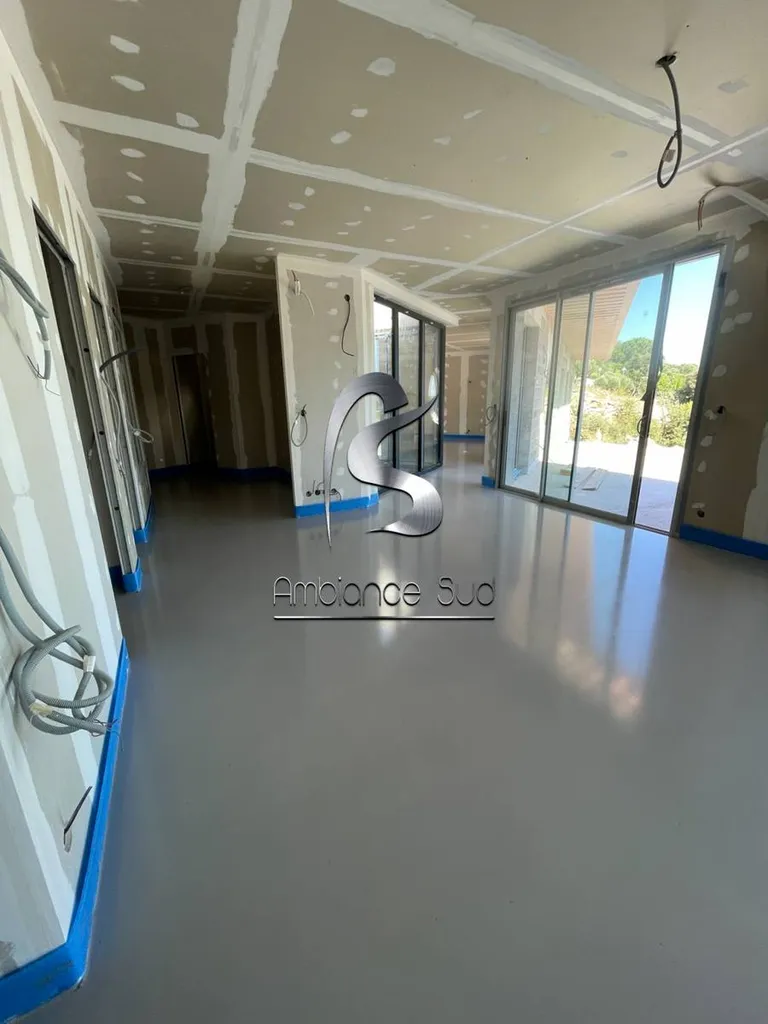 Réalisation d’un béton ciré coulé intérieur sur une surface de X m2 dans une maison à Brignoles