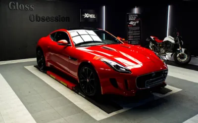 Vue latérale de la Jaguar F-Type recouverte d’un covering haut de gamme